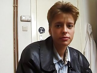 Lesbe Mit Grossen Titten Geht Fuer Geld Mit Zum Casting Und Steckt Sich Wand In Die Cunt