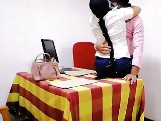 බස ලසසන කලලට ඔෆස මස උඩ තයගන කරප කරලල තම පටට Possessor Hard Fuck Sexy Office Damsel O